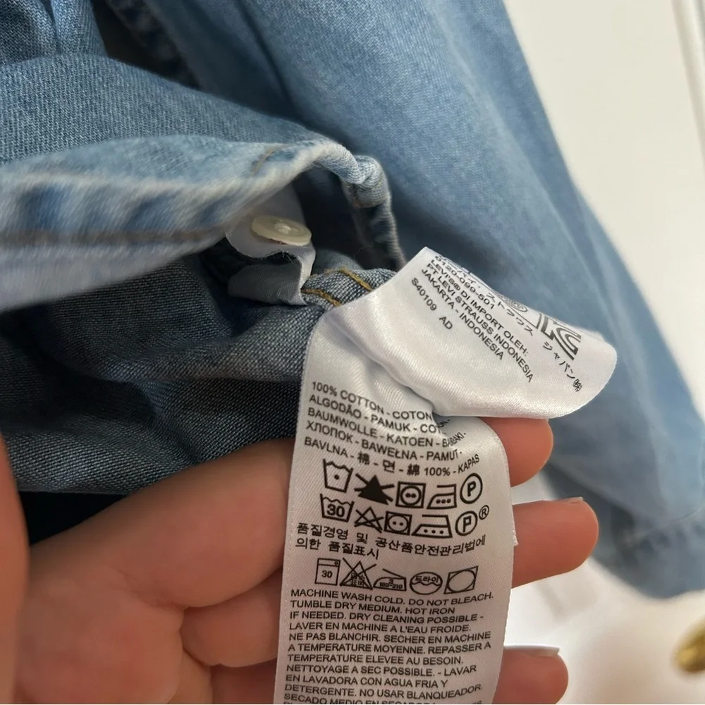 Levi’s Iconic Western Denim Shirt - Picture 8 of 10
